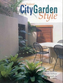 New Zealand City Garden Style - Matthews, Julian and Hallinan, Lynda and Hanly, Gil (photography)